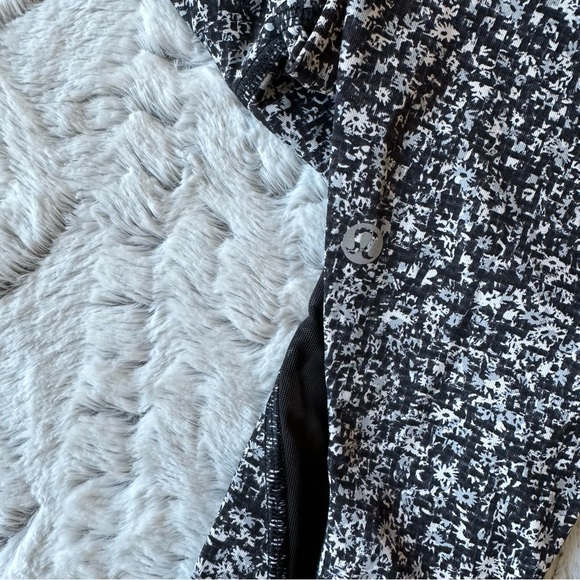 Lululemon Invigorate Tight Daisy Dust Alpine White Black / Black size 6 - Picture 9 of 13